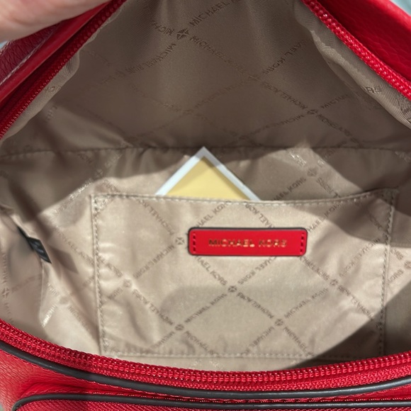 MICHAEL KORS
Maisie Large Pebbled Leather 2-in-1 Sling Pack
Bright Red
NWT - Picture 10 of 16